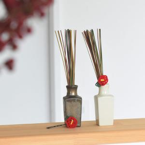 お正月　美濃焼花瓶に飾る　椿のヘアピンとい草のお飾り お正月