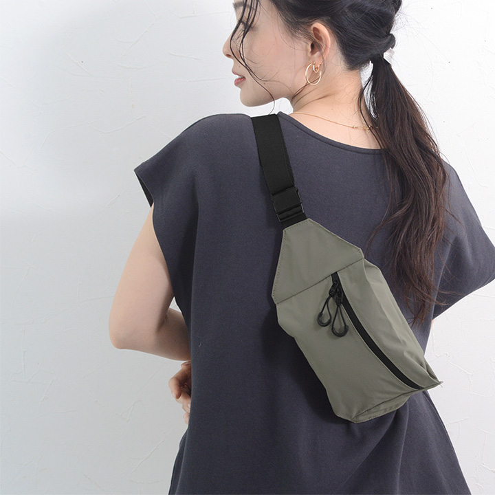 bon moment 75gで超軽量 撥水 ボディバッグ