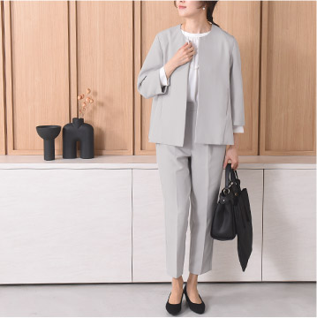 【2点セット】上品ノーカラー ほんのり抜け感 セレモニースーツ パンツスーツ／Agreable アグレアーブル