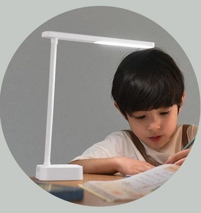 コンパクトで持ち運びしやすい 充電式LEDデスクライト／utlim