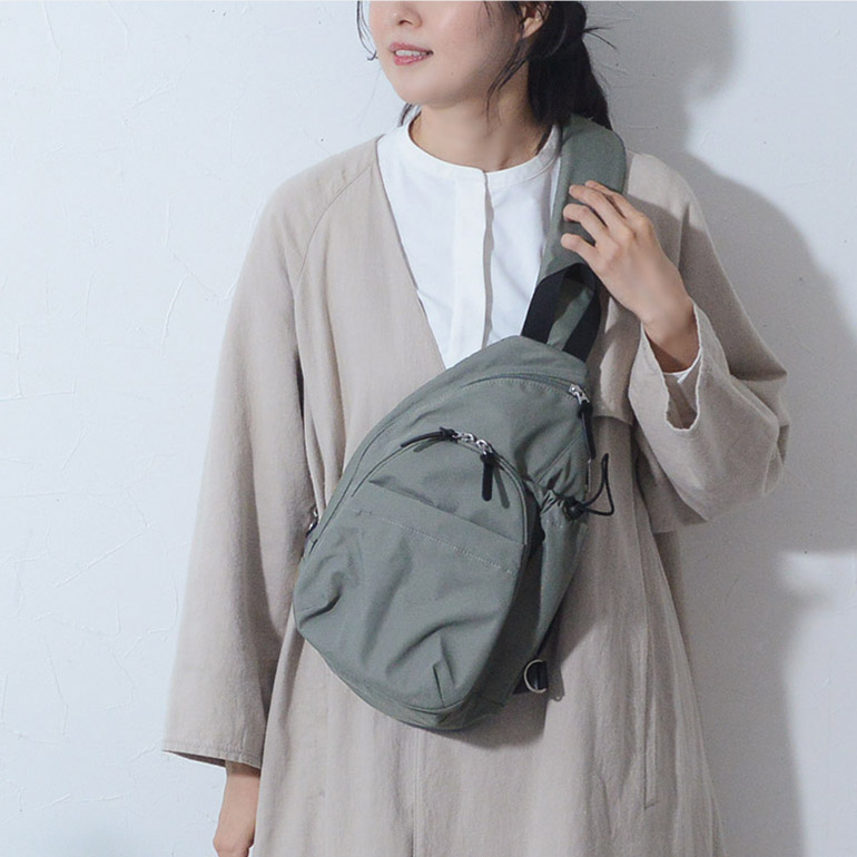 撥水加工 7ポケットの多機能バッグ ママカルアクティブボディバッグ 抗菌防臭 肩かるショルダー キーホルダー付