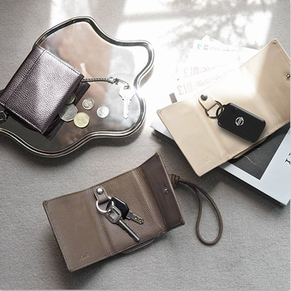 鍵もお金もカードも収納できる 本革 キーケース付き 三つ折り財布Agreable アグレアーブル