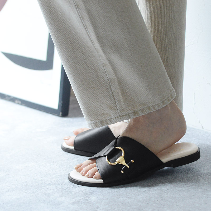 サッと履けて上品見え バックルデザイン フラットサンダル／kauliina カウリーナ