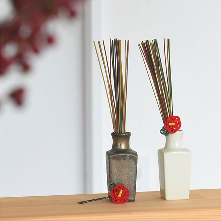 お正月　美濃焼花瓶に飾る　椿のヘアピンとい草のお飾り お正月