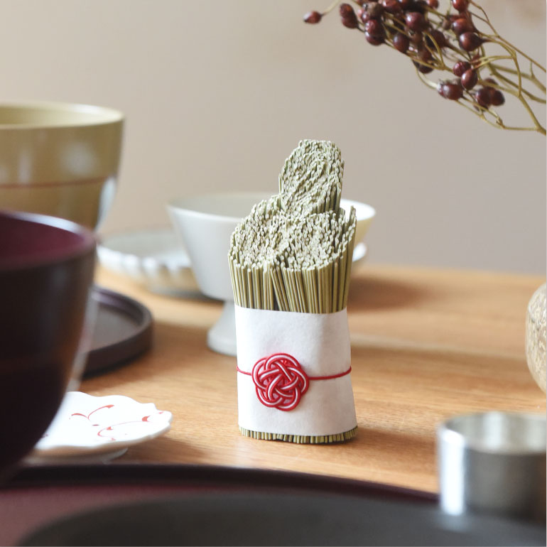 新年の福を呼び込む い草の門松／shesay