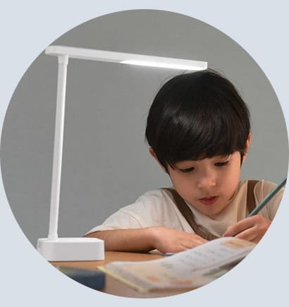 コンパクトで持ち運びしやすい 充電式LEDデスクライト／utlim