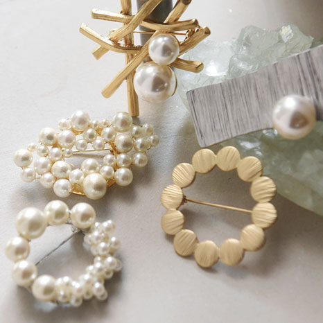 【デザインが選べる】胸元が華やぐ パールブローチ メタルブローチ 卒園式 卒業式 入園式 入学式／kauliina カウリーナ