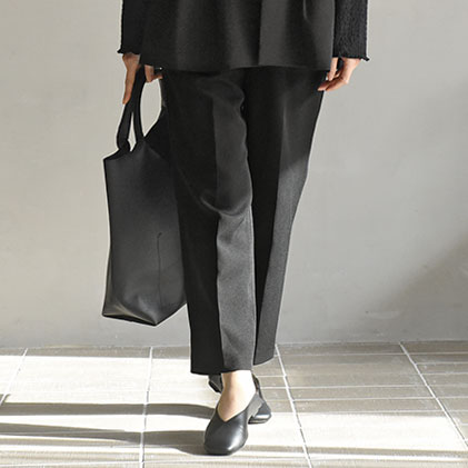 お手入れらくちん　ストレッチテーパードパンツ