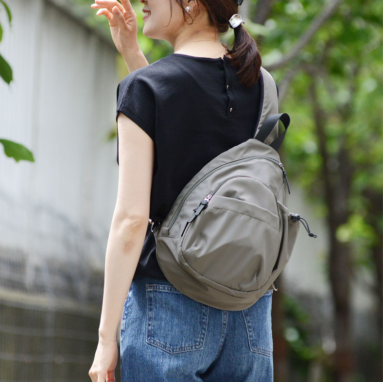 7ポケットの多機能バッグ ママカルボディバッグ