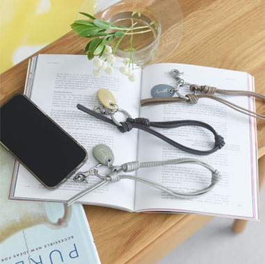 Agreable 上品に持てる 牛革スマホストラップ
