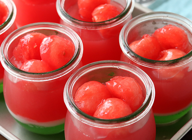 見ても食べてもスイカ!なゼリーで夏を演出