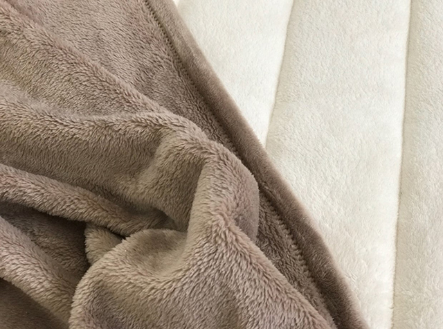 【人気インスタグラマーyukiさんの使用レポ】新しい『伝説の毛布』と、使って2年目の感想