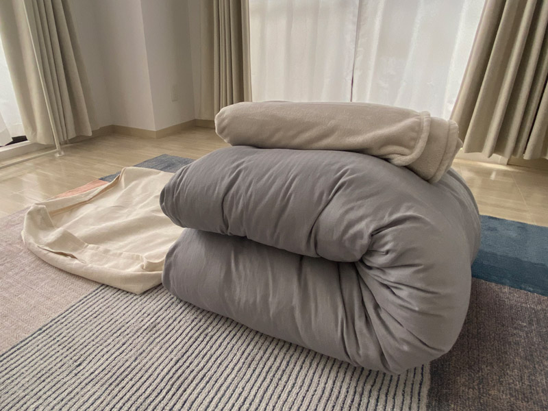 布団をリビングにおけばクローゼットがスッキリ!インテリアになる布団収納ケース。