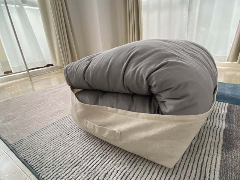 布団をリビングにおけばクローゼットがスッキリ!インテリアになる布団収納ケース。