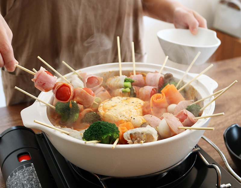 まるごとカマンベールでチーズとろ~り、おうちパーティー気分で楽しめる「トマト串鍋」レシピ