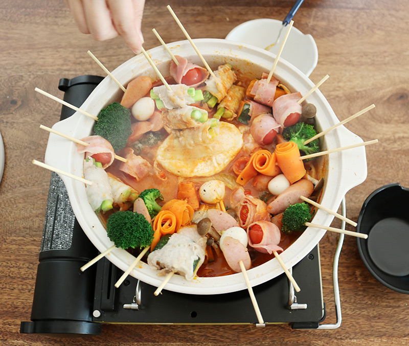 まるごとカマンベールでチーズとろ~り、おうちパーティー気分で楽しめる「トマト串鍋」レシピ