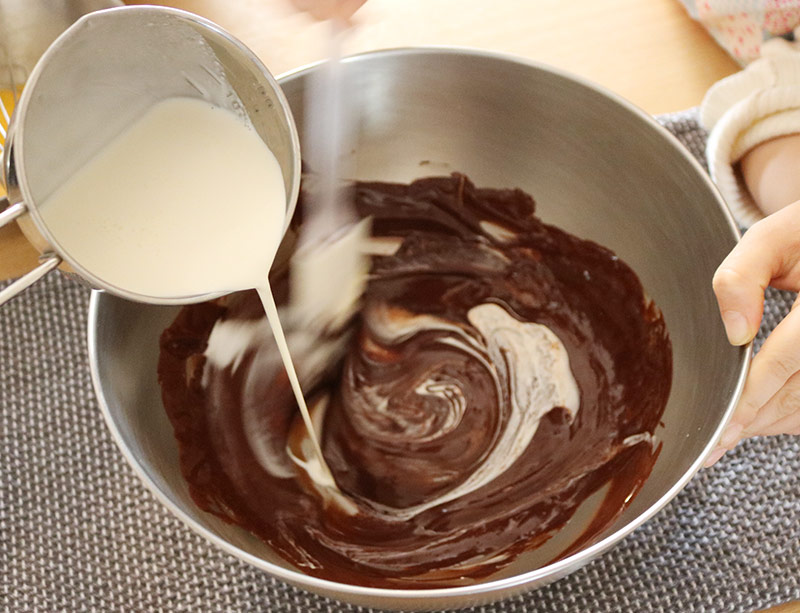 おうちバレンタインを楽しもう!メレンゲなし、混ぜて焼くだけ「生チョコ風ガトーショコラ」