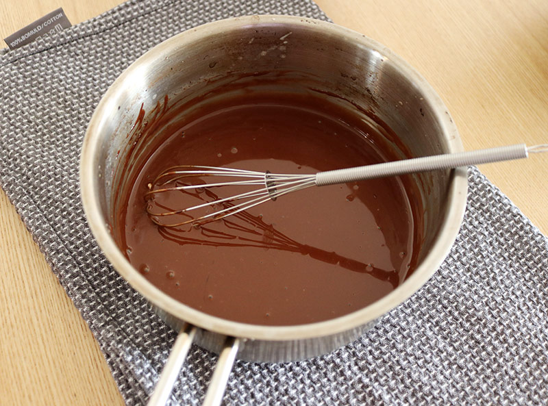 おうちバレンタインを楽しもう!混ぜて焼くだけ、しっとり風味の「チョコレートチーズケーキ」