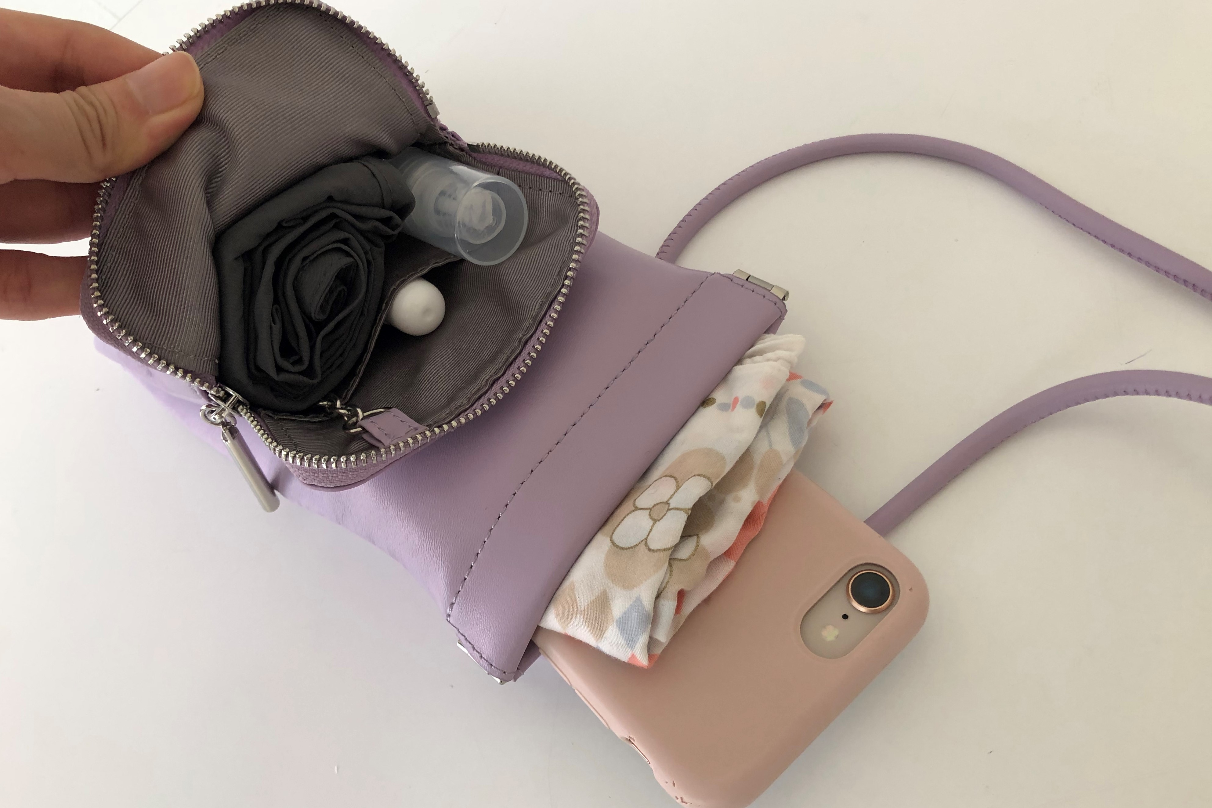 「スマホポシェット」実際いつ何を入れて使ってる?スタッフのリアルな使い道教えます