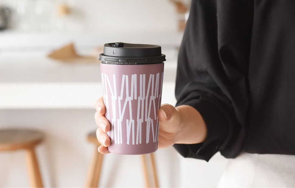 コンビニコーヒーそのままIN。飲み切るまで氷が生きてる幸せ♪ 「ボンモマン 保冷タンブラー」使用レポ