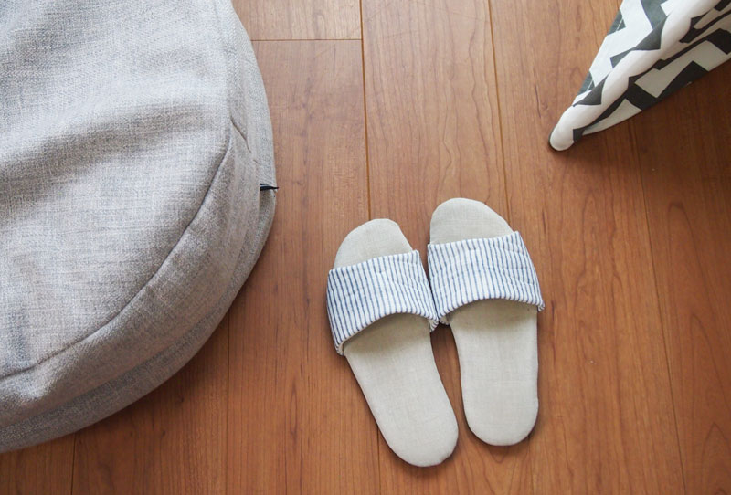 おうち時間の必需品？！満足度★4.68「ボンモマン つま先の開いた 涼しいリネンスリッパ」を愛用スタッフがご紹介