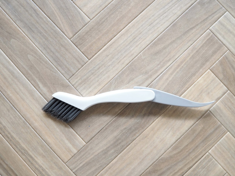 これ1本で窓サッシの掃除ができる!MARNA(マーナ)の「みぞスッキリサッシブラシ」で、放置しがちな窓サッシ掃除を習慣化しよう。