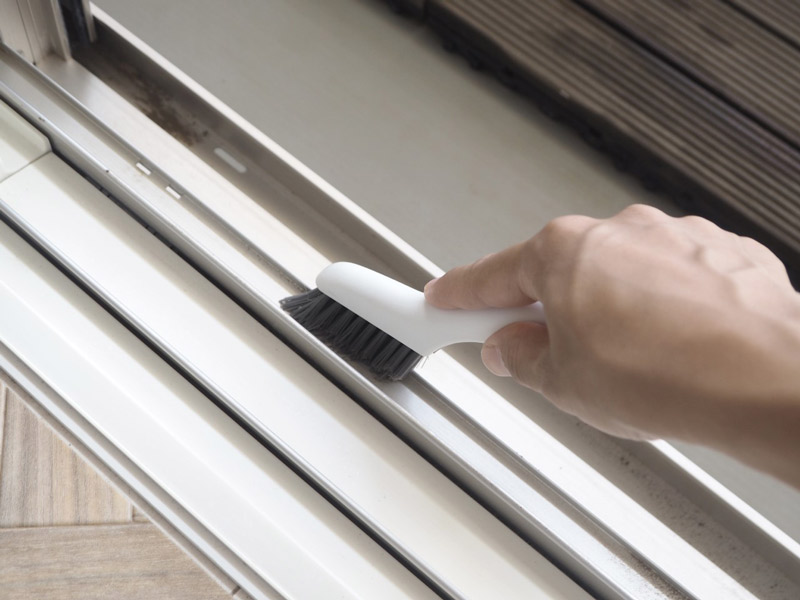 これ1本で窓サッシの掃除ができる!MARNA(マーナ)の「みぞスッキリサッシブラシ」で、放置しがちな窓サッシ掃除を習慣化しよう。
