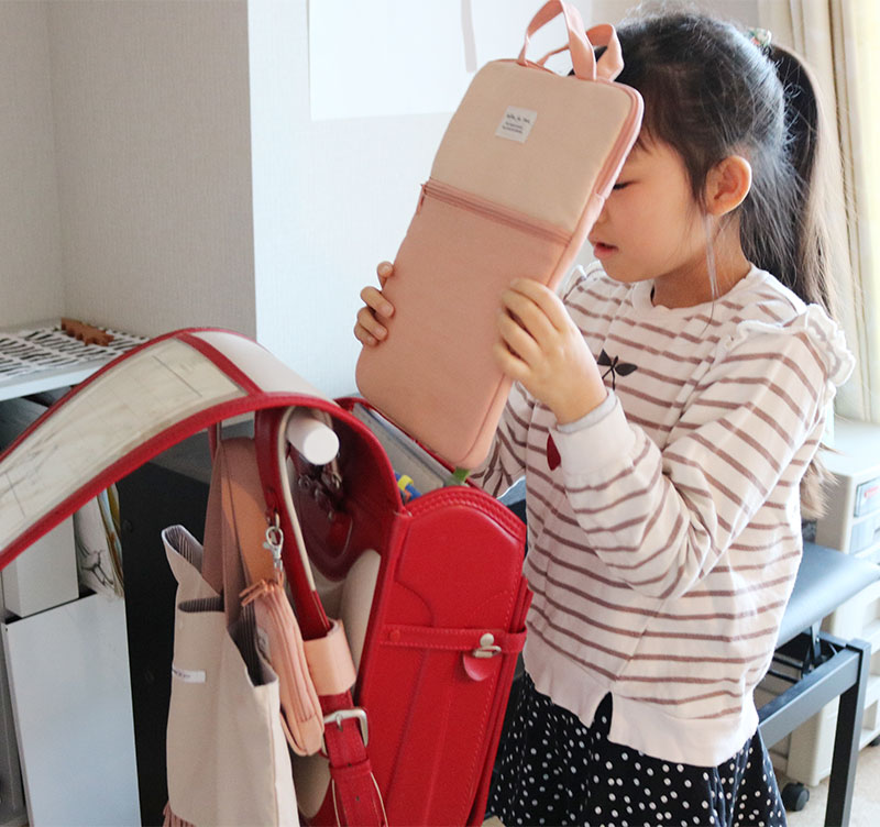 ピカピカのランドセル、どこに置く?小学生ママスタッフのランドセル収納事情をご紹介