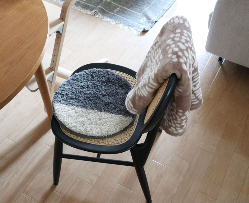 ダイニングチェアのひんやり感を軽減！敷くだけで印象アップ！のツートンチェアパッド