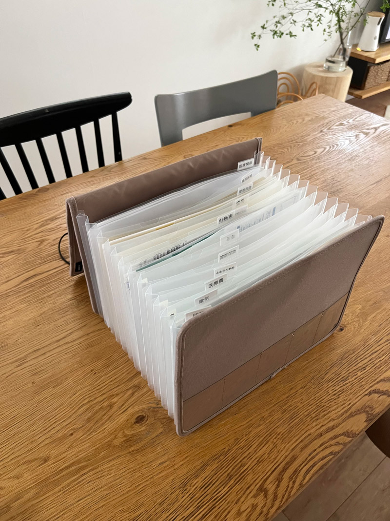 必要な書類は全部ひとまとめ!探し物が減る「がばっと開いて見やすい書類収納ケース」インスタグラマーさんの使用レポ