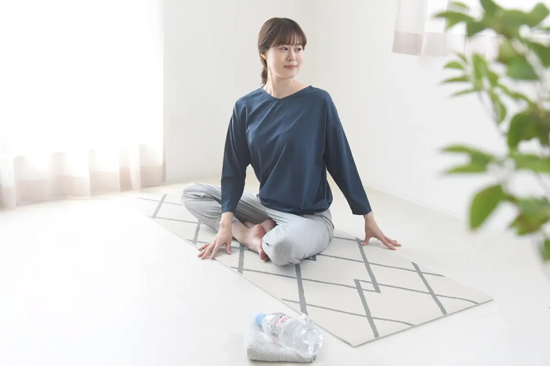 出しっぱなしでOK!インテリアに馴染むラグみたいな「ヨガマット」がNEW登場