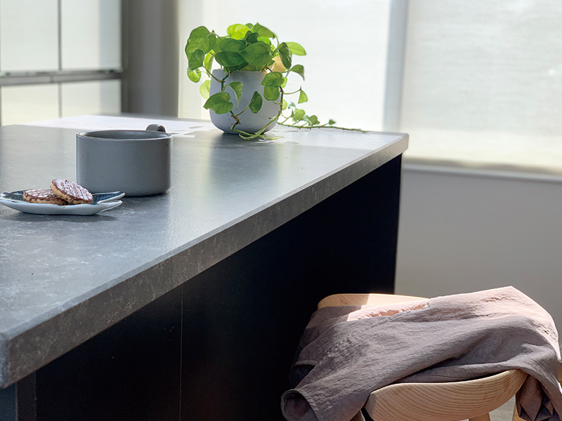 お家プールでバッシャャー！も怖くない。傘レベルの「強撥水割烹着」が育児の最強アイテムだった話