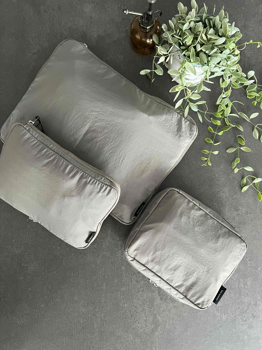 待望の再入荷!もっとスマートに旅行を楽しめる、暮らしのインフルエンサーさん達が選ぶ「bon moment 吊り下げポーチ」