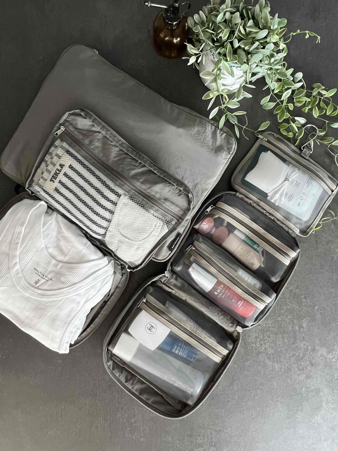 待望の再入荷!もっとスマートに旅行を楽しめる、暮らしのインフルエンサーさん達が選ぶ「bon moment 吊り下げポーチ」