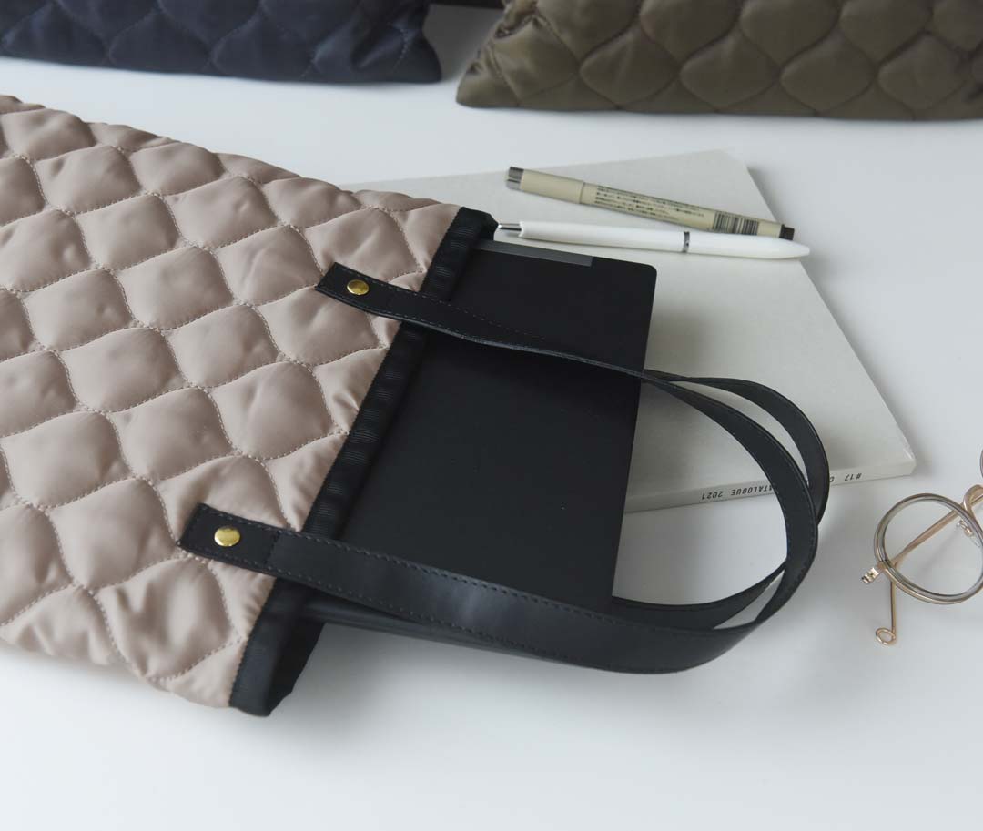 まさに理想のサイズ感!ノートPCをスマートに持ち歩き。通勤コーデを格上げする「魅せサブバッグ」