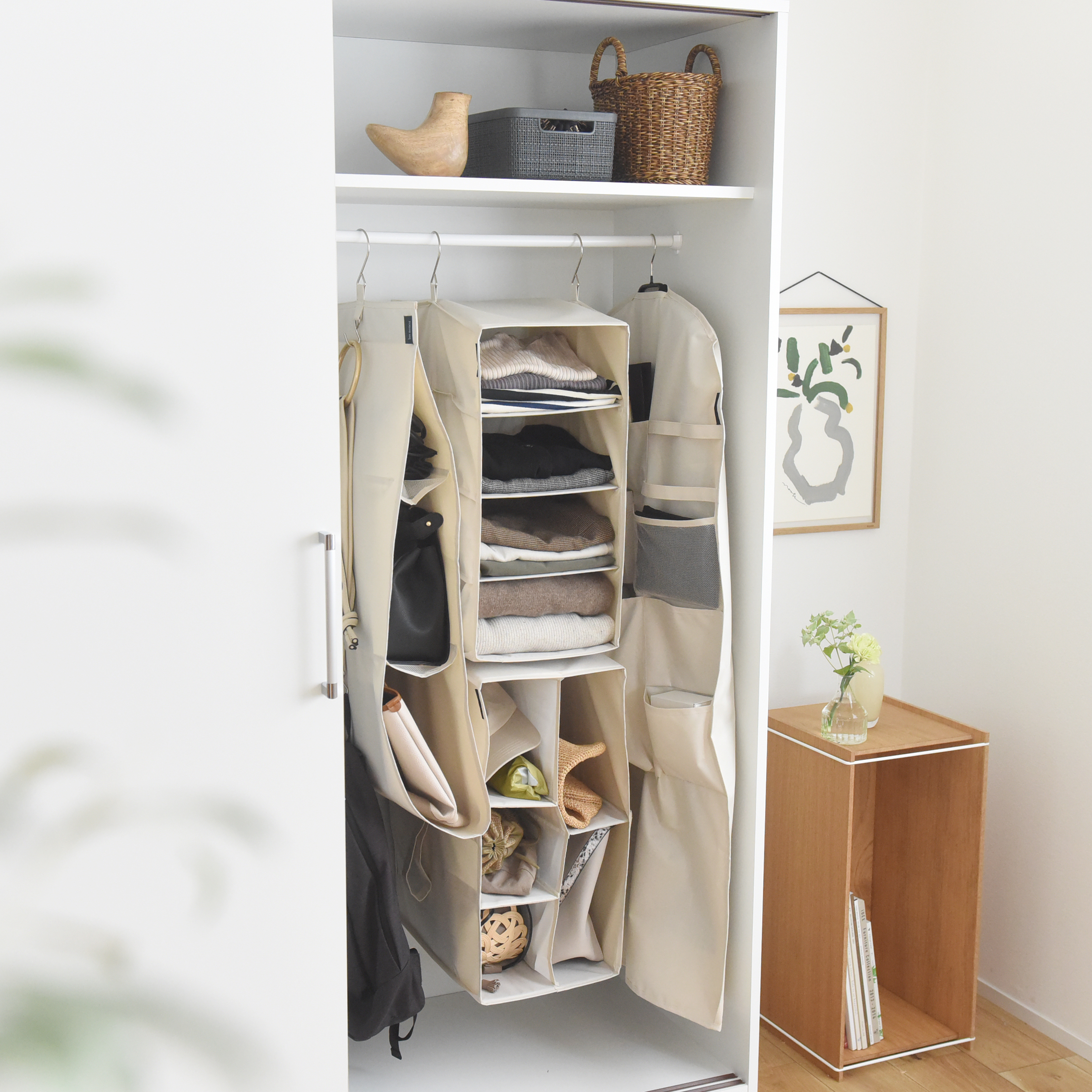 クローゼットの収納力が上がる！衣替えのタイミングで取り入れたい「ハンギングラック」のある暮らし【インスタグラマーさんのもの選び】