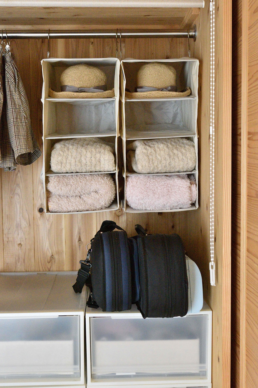 クローゼットの収納力が上がる！衣替えのタイミングで取り入れたい「ハンギングラック」のある暮らし【インスタグラマーさんのもの選び】