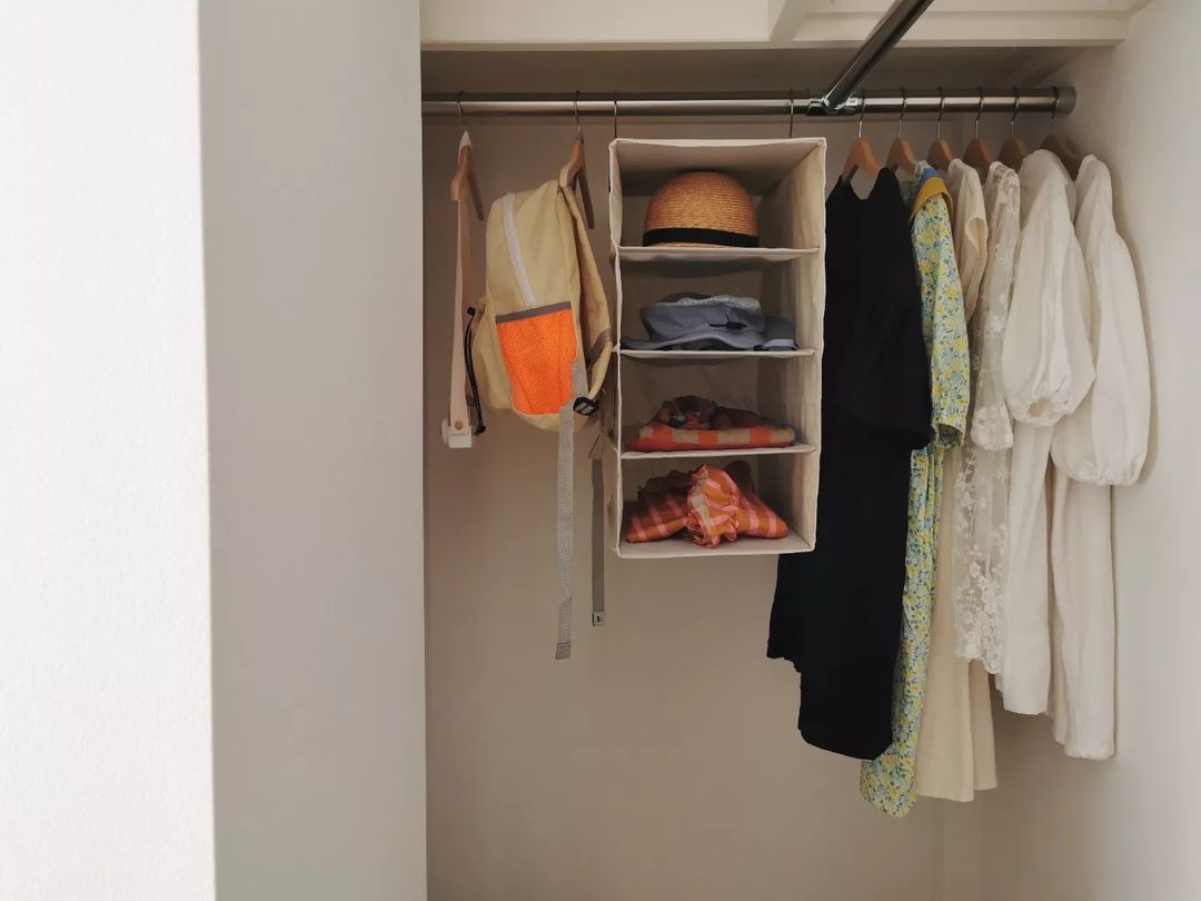 クローゼットの収納力が上がる!衣替えのタイミングで取り入れたい「ハンギングラック」のある暮らし【インスタグラマーさんのもの選び】