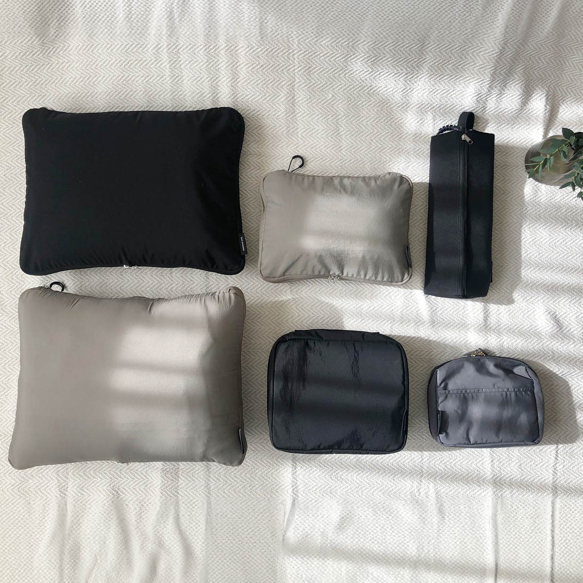 トランクからリュックひとつの旅行まで。かさばる荷物をギュッと圧縮!トラベルポーチみんなの使い方