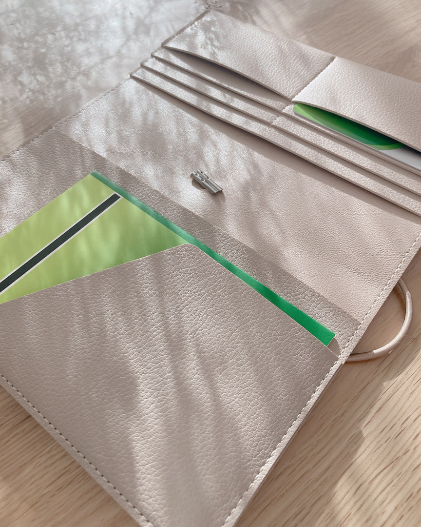 通院グッズ、まとめてますか?急な通院でも慌てない&バッグすっきりを叶えるお薬手帳ケースの話【インスタグラマーさんのもの選び】