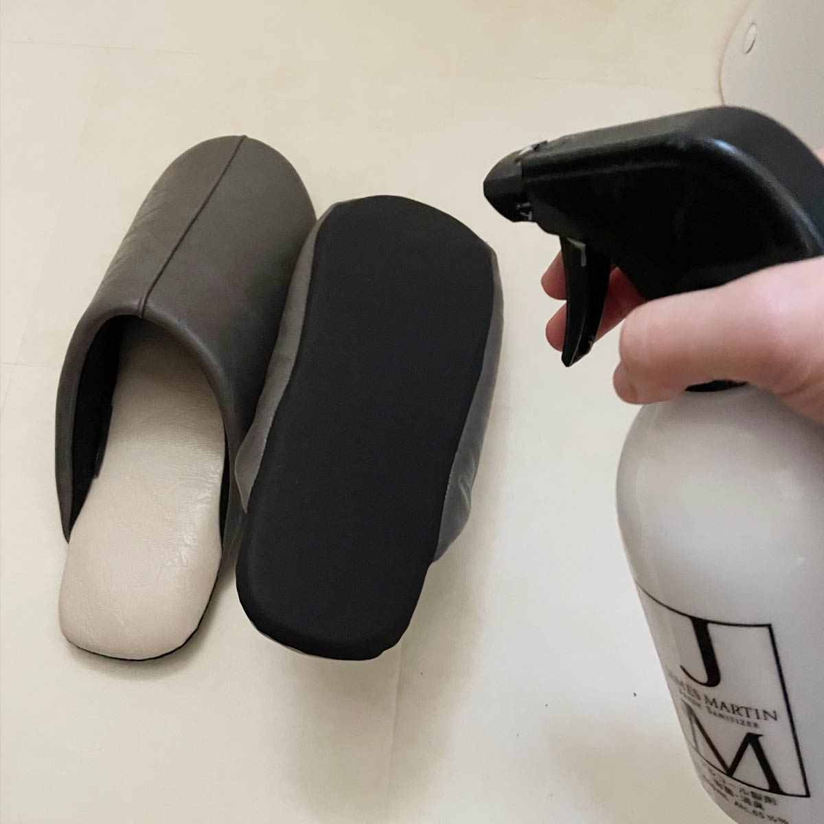 理想のトイレスリッパやっと見つけた!除菌ができるスリッパ、スタッフのトイレ事情をご紹介