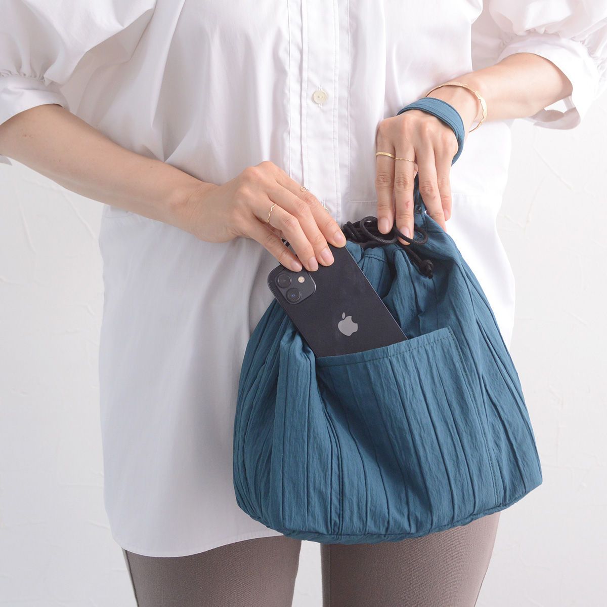 そのまま持ち歩けるデザインが可愛いと話題!『巾着バッグインバッグ』の良さを愛用スタッフがレポート