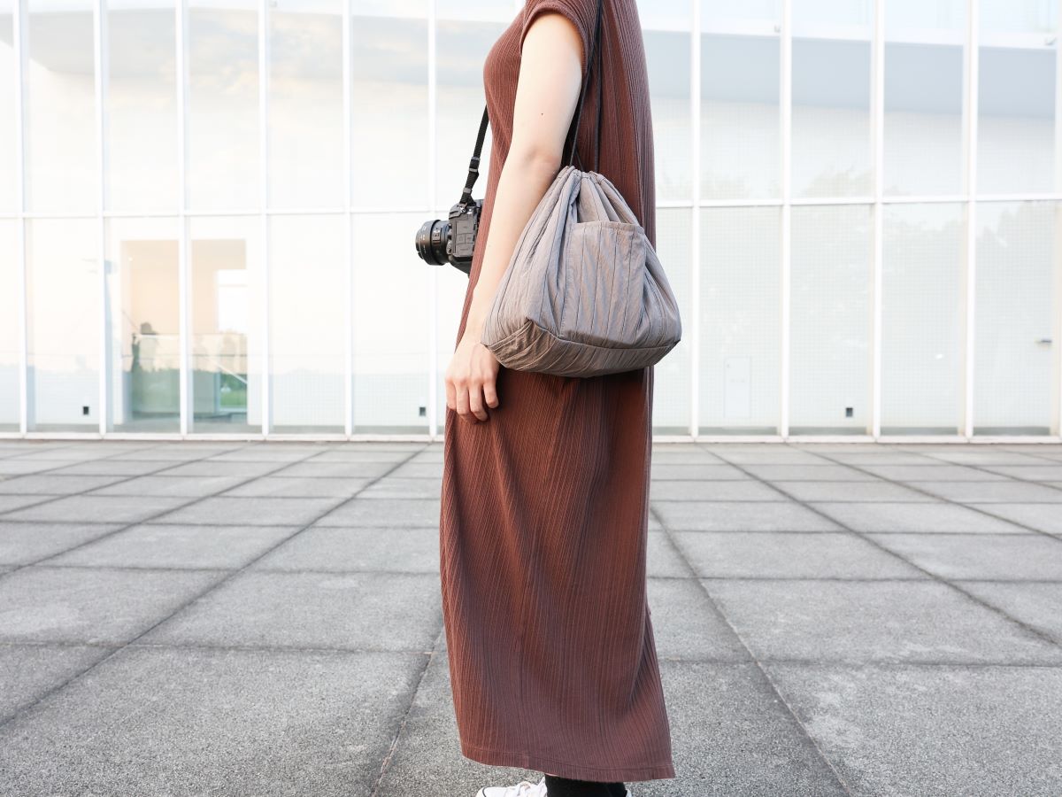 そのまま持ち歩けるデザインが可愛いと話題!『巾着バッグインバッグ』の良さを愛用スタッフがレポート