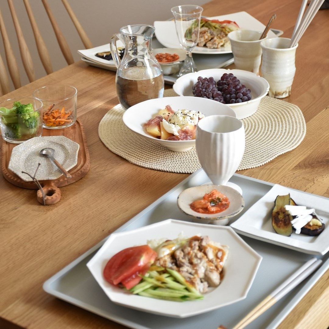 滑りにくいだけじゃない！食器が映える木目調トレイ、インスタグラマーさんはこんなコーディネートで使っています