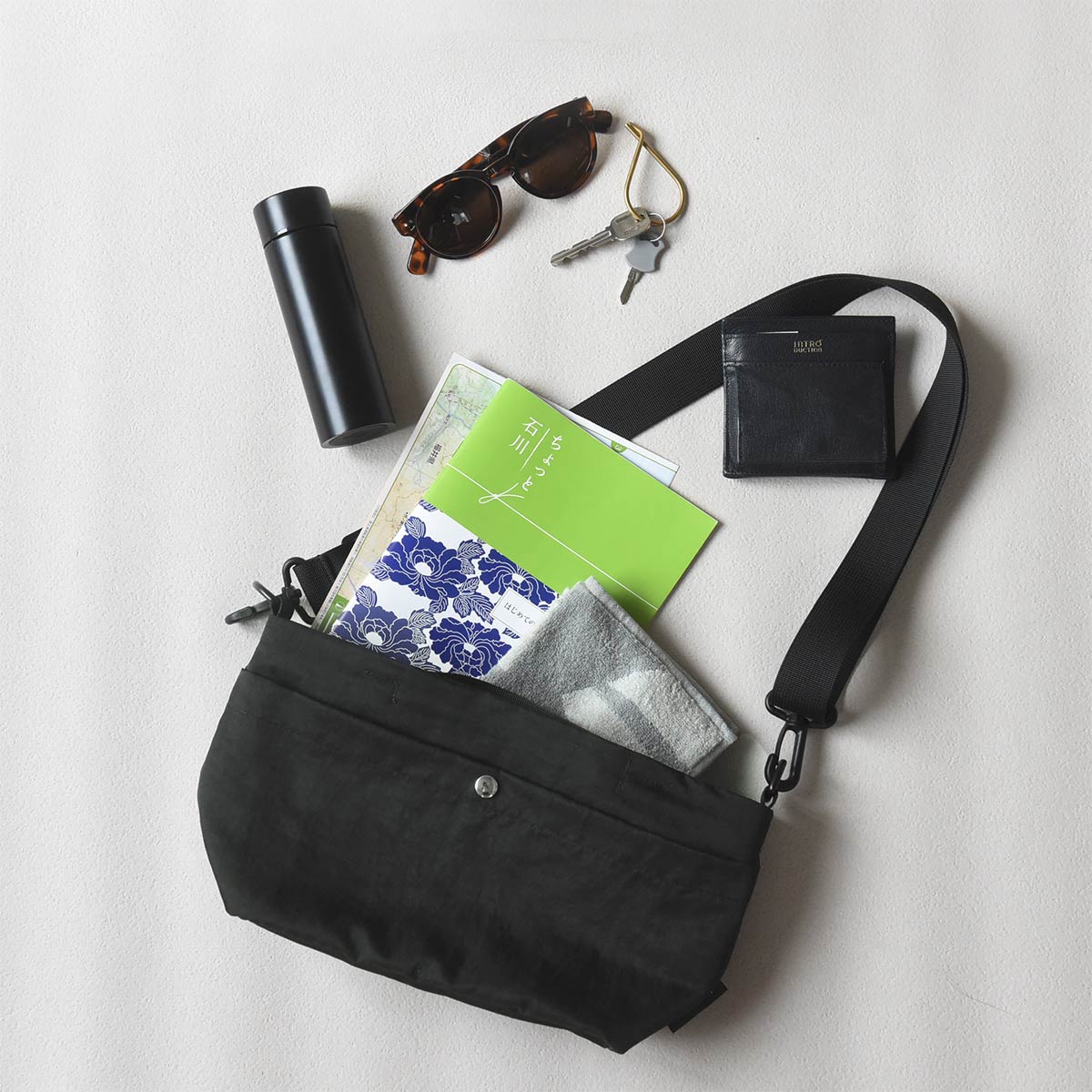 旅行も帰省も子どもとのお出かけも。両手フリーならこんなに身軽!「整理ができるショルダーバッグ」スタッフの使い方