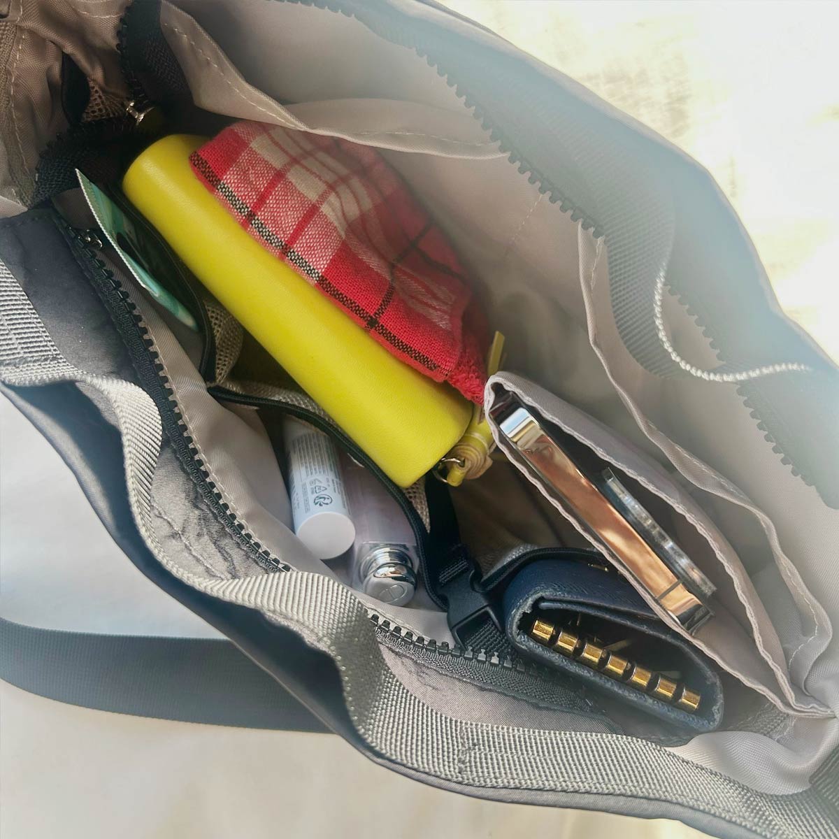 旅行も帰省も子どもとのお出かけも。両手フリーならこんなに身軽!「整理ができるショルダーバッグ」スタッフの使い方