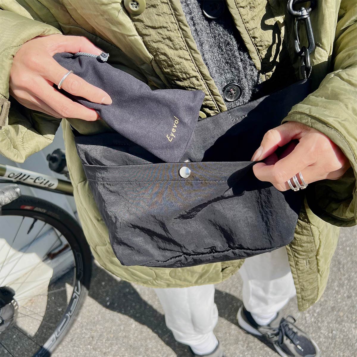 旅行も帰省も子どもとのお出かけも。両手フリーならこんなに身軽!「整理ができるショルダーバッグ」スタッフの使い方