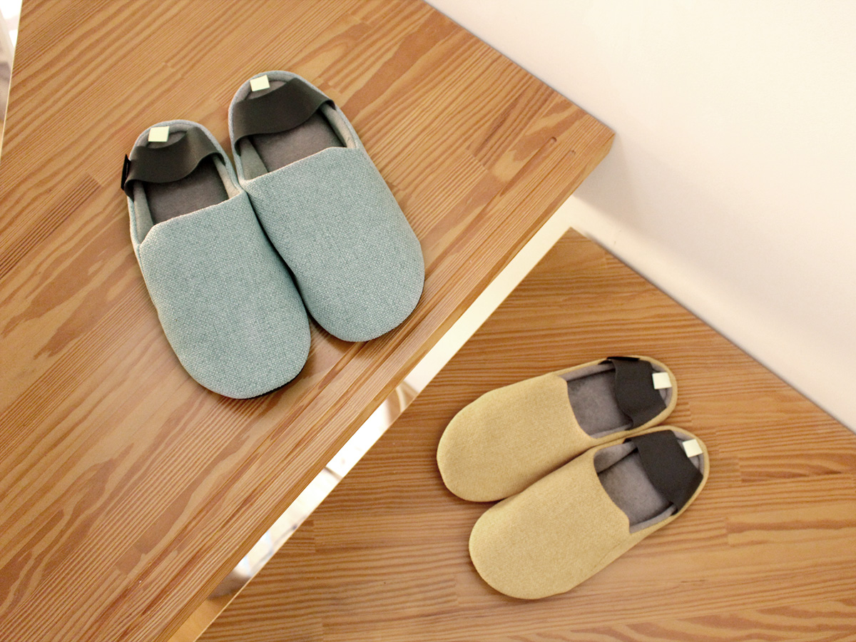 釘やガラスを踏んでも大丈夫。イザという時の安心に、普段使いの「防災スリッパ」