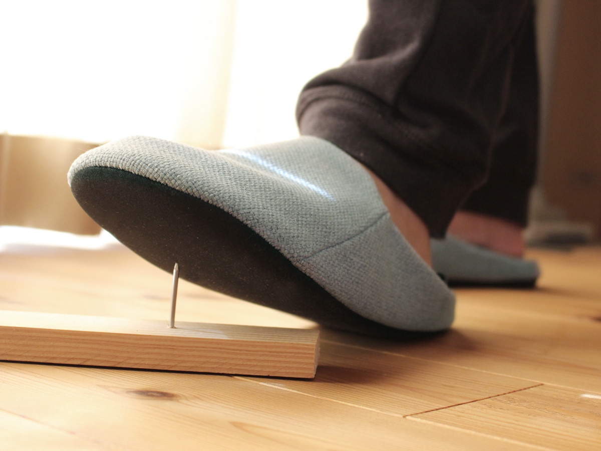 釘やガラスを踏んでも大丈夫。イザという時の安心に、普段使いの「防災スリッパ」