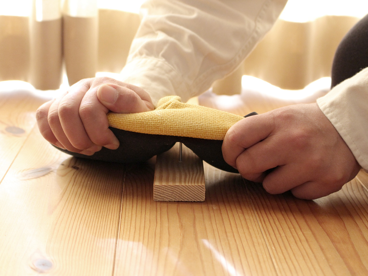 釘やガラスを踏んでも大丈夫。イザという時の安心に、普段使いの「防災スリッパ」